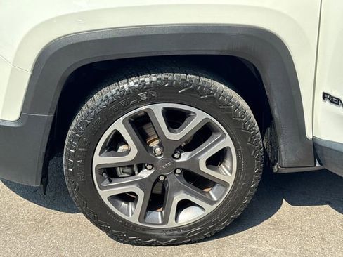 Used 2018 Jeep Renegade Latitude w/ Advanced Technology Group FWD image 22