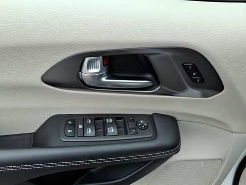 Used 2024 Chrysler Pacifica Touring-L image 14