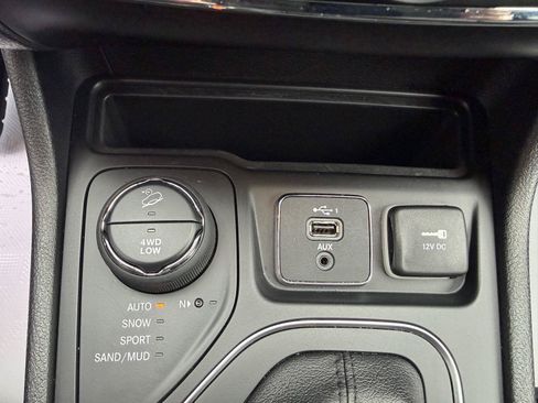 Used 2019 Jeep Cherokee Latitude Plus w/ Cold Weather Group AWD/4WD image 15