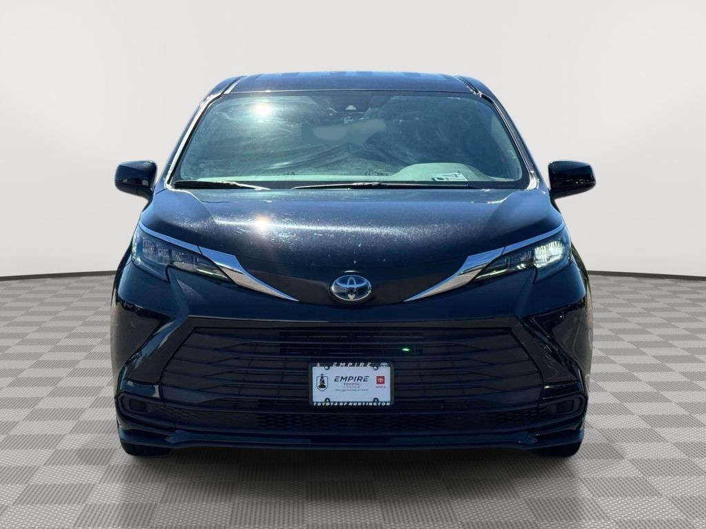 Used 2025 Toyota Sienna LE FWD image 2