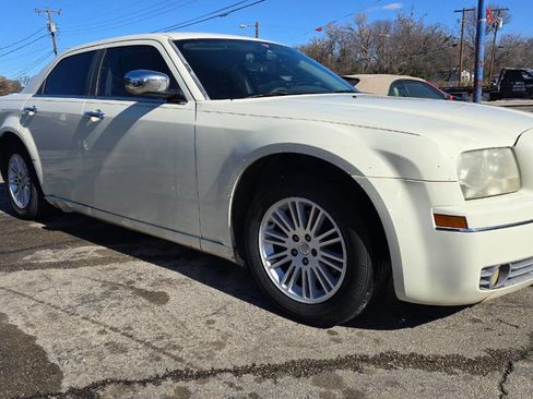 Used 2010 Chrysler 300 Touring image 5