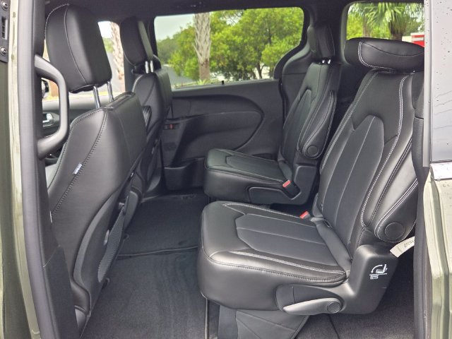 New 2027 Chrysler Pacifica Select FWD image 12