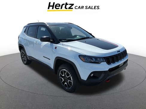 Used 2025 Jeep Compass Trailhawk image 1