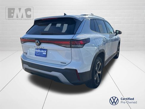Certified 2025 Volkswagen Tiguan SE image 3