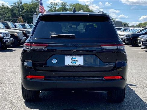 Certified 2024 Jeep Grand Cherokee Limited w/ Black Appearance Package AWD/4WD image 4