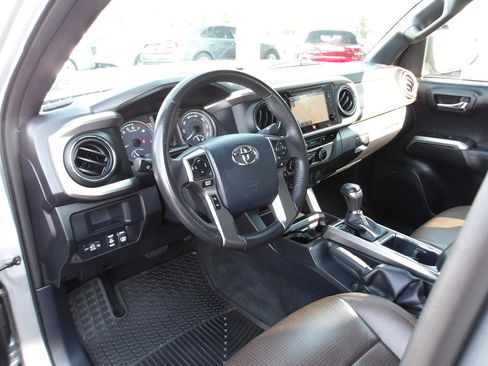 Used 2017 Toyota Tacoma Limited image 9