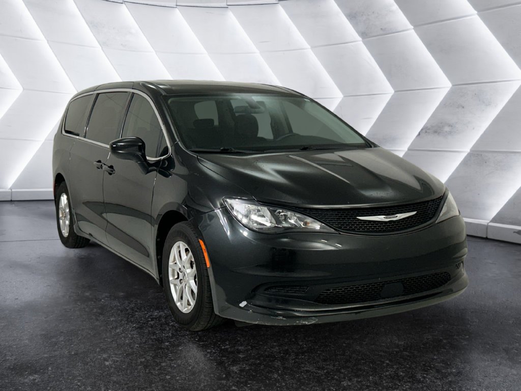 Used 2022 Chrysler Voyager LX FWD image 1