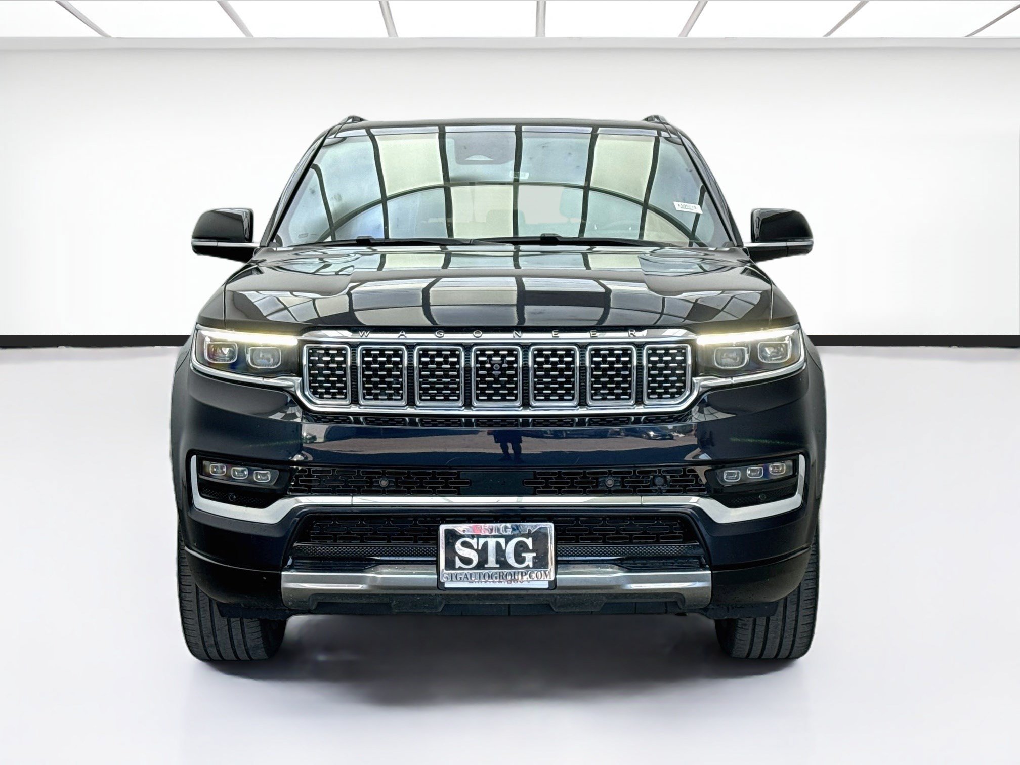 Used 2023 Jeep Grand Wagoneer Series III AWD/4WD image 2