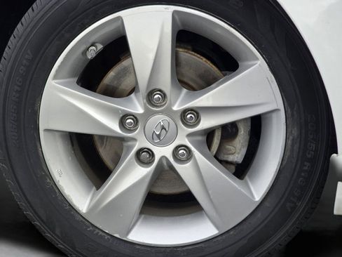 Used 2013 Hyundai Elantra GLS image 19