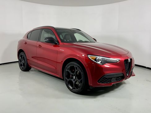 Used 2023 Alfa Romeo Stelvio Veloce image 4