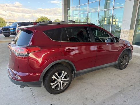 Used 2018 Toyota RAV4 LE FWD image 10