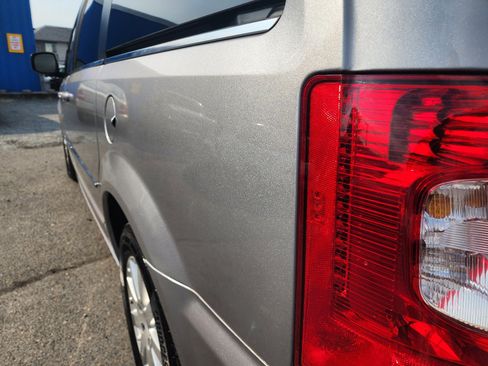 Used 2014 Chrysler Town & Country Touring image 32