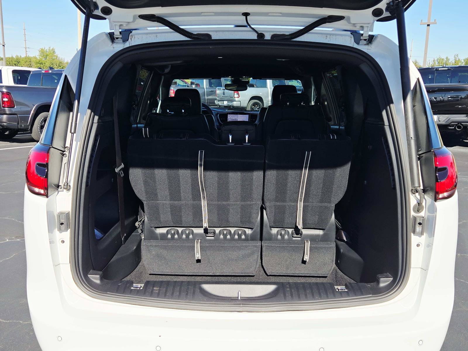 Used 2024 Chrysler Pacifica Touring-L w/ S Appearance Package FWD image 15