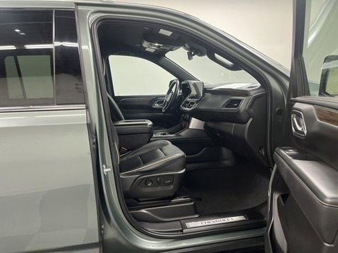 Used 2023 Chevrolet Suburban Premier AWD/4WD image 19