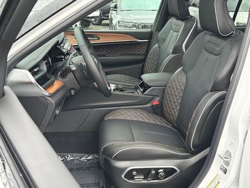 New 2025 Jeep Grand Cherokee Summit image 17