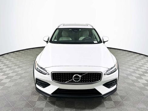 Used 2025 Volvo V60 B5 Cross Country Plus w/ Protection Package Premier image 2