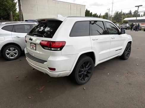 Used 2019 Jeep Grand Cherokee Altitude AWD/4WD image 3
