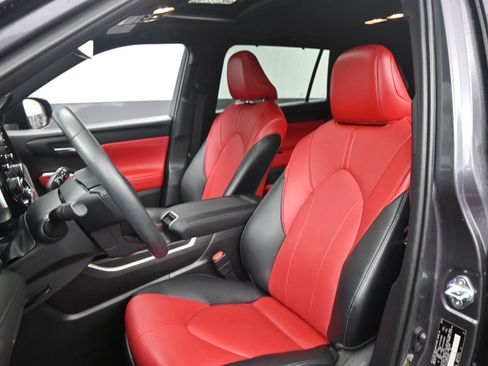 Used 2021 Toyota Highlander XSE image 17