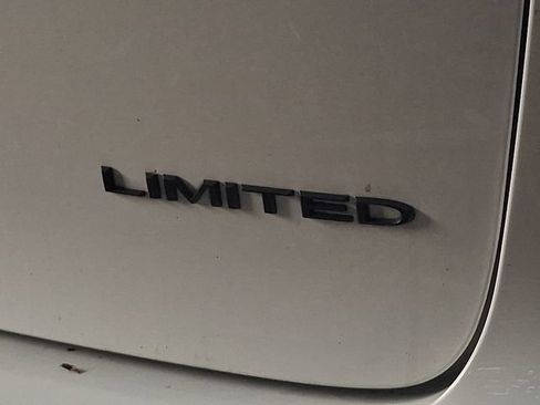 Used 2025 Chrysler Pacifica Limited FWD image 8