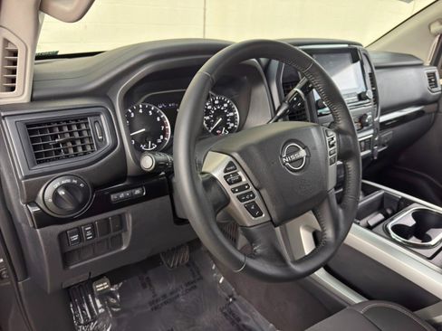 Used 2023 Nissan Titan SV w/ SV Convenience Package RWD image 12