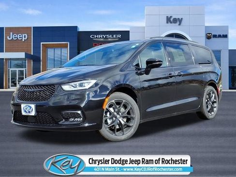 New 2026 Chrysler Pacifica Select w/ S Appearance Package FWD image 1