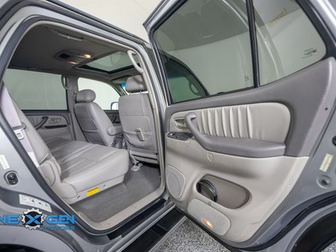 Used 2004 Toyota Sequoia Limited w/ Preferred Accessory Pkg AWD/4WD image 37