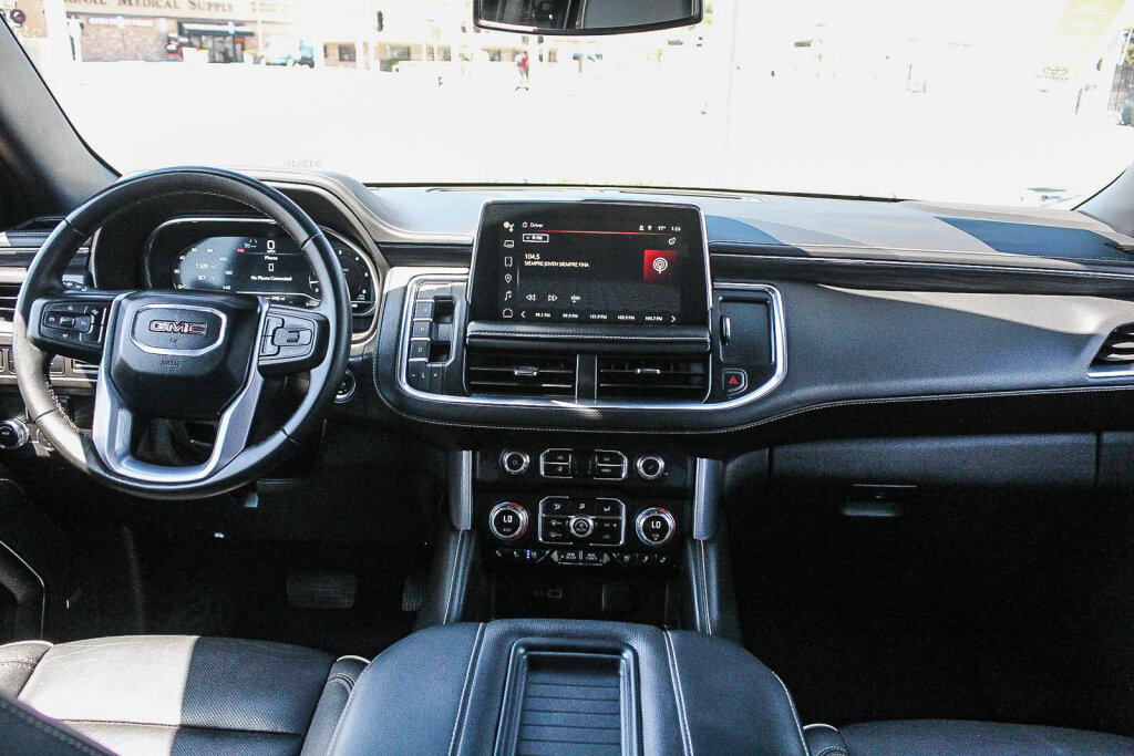 Used 2024 GMC Yukon XL SLT RWD image 2