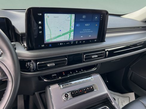 Certified 2025 Lincoln Aviator AWD image 16