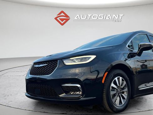 Used 2021 Chrysler Pacifica Limited image 37