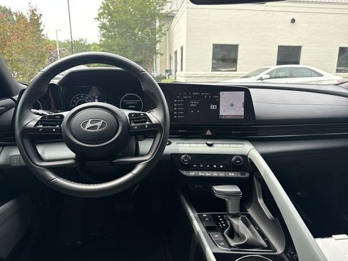 Used 2025 Hyundai Elantra Limited w/ Cargo Package FWD image 29