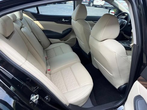 Used 2016 Nissan Maxima Platinum w/ Interior Lighting Package FWD image 22