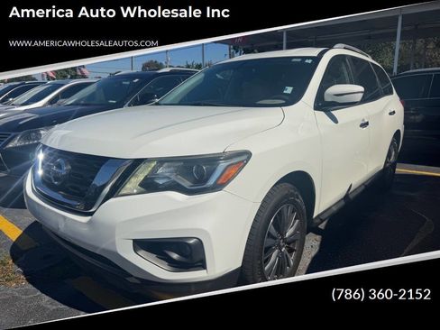 Used 2017 Nissan Pathfinder SV image 1
