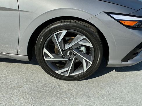 Used 2025 Hyundai Elantra Limited image 32