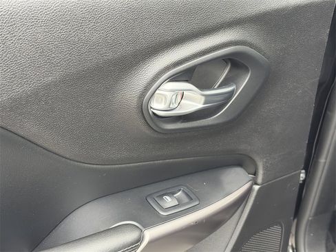 Used 2019 Jeep Cherokee Limited image 21