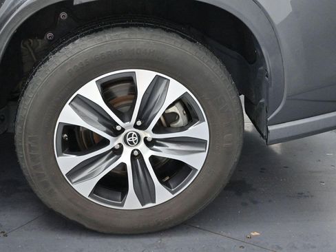 Used 2022 Toyota Highlander XLE FWD image 41