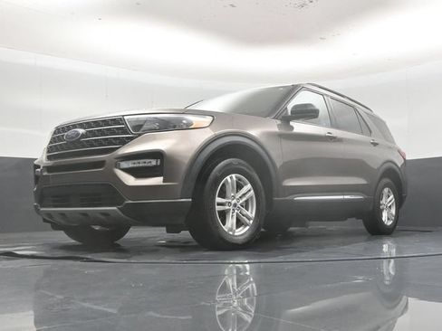 Used 2021 Ford Explorer XLT w/ Equipment Group 202A AWD/4WD image 50