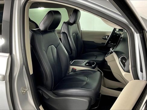 Used 2024 Chrysler Pacifica Touring-L image 10