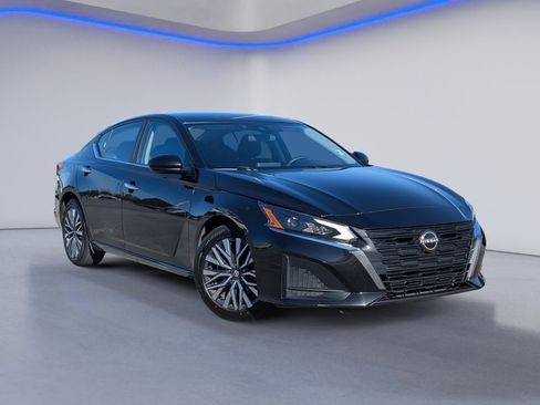 Used 2023 Nissan Altima 2.5 SV image 2