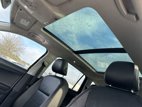Used 2020 Volkswagen Tiguan SE w/ Panoramic Sunroof Package FWD image 27