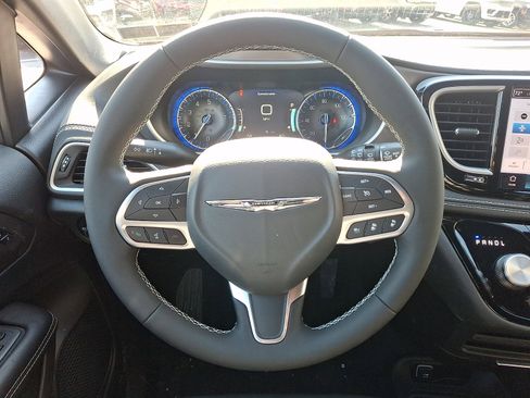 New 2026 Chrysler Pacifica Select image 13