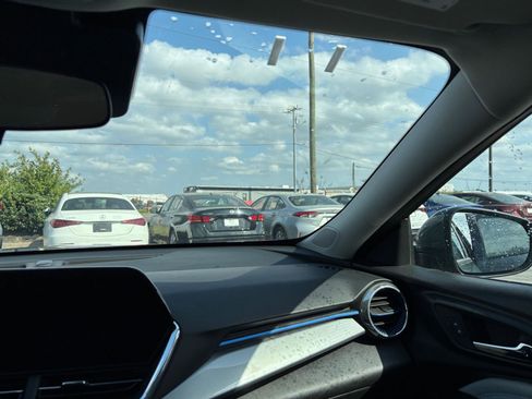 Used 2025 Chevrolet Trax LT image 34