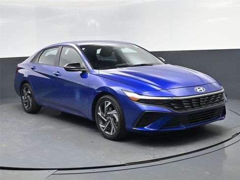 Certified 2025 Hyundai Elantra Sport image 8