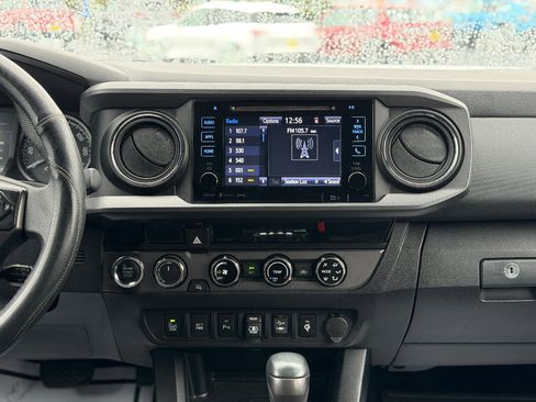 Used 2018 Toyota Tacoma TRD Off-Road w/ Technology Package image 10