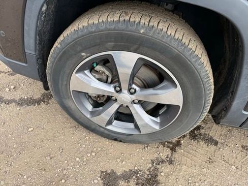 Used 2019 Jeep Cherokee Limited w/ Technology Group image 11