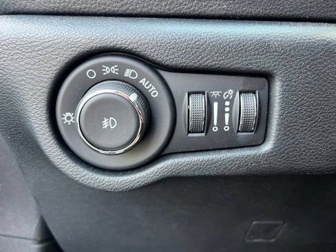 Used 2025 Chrysler Pacifica Select w/ Uconnect Theater Family Group AWD/4WD image 10