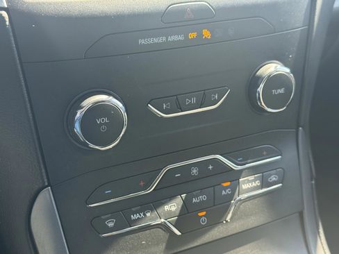 Used 2020 Ford Edge SE image 14