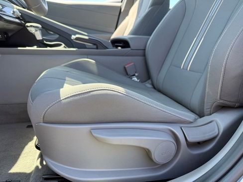 Used 2023 Hyundai Elantra SEL w/ Preferred Accessory Package FWD image 9