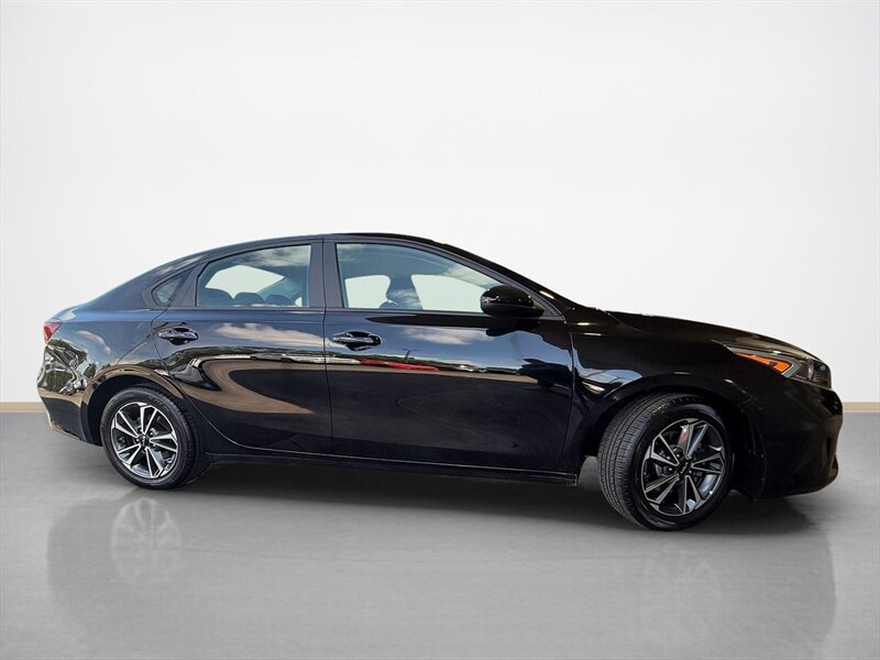 Used 2023 Kia Forte LXS FWD image 2