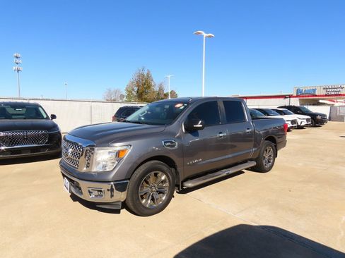 Used 2017 Nissan Titan SV image 2