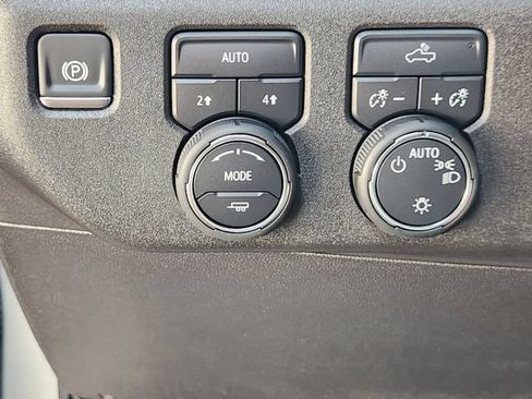 Used 2025 Chevrolet Silverado 1500 LT AWD/4WD image 21
